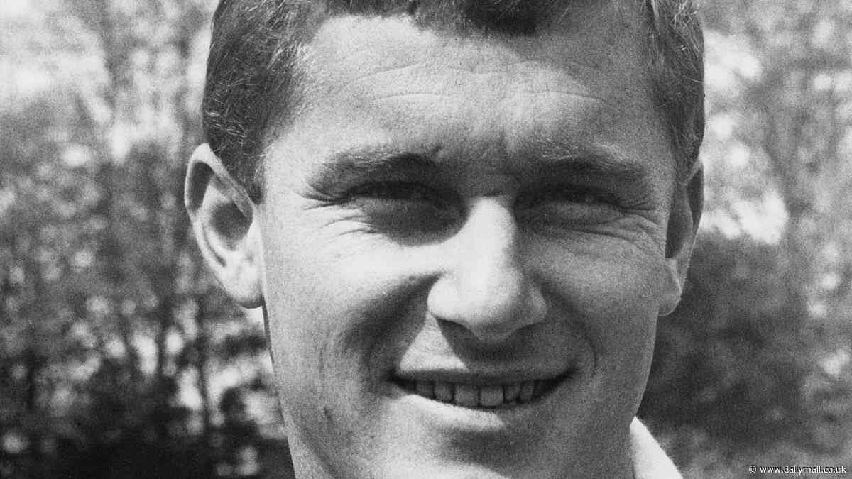 Australian cricket in mourning after death of Ashes legend Bob Cowper, aged 84