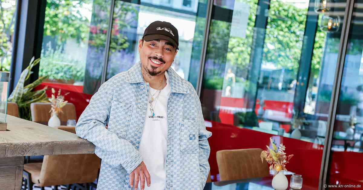 Tony Bauer: Der Comedian lacht, auch wenn der Rucksack schwer ist