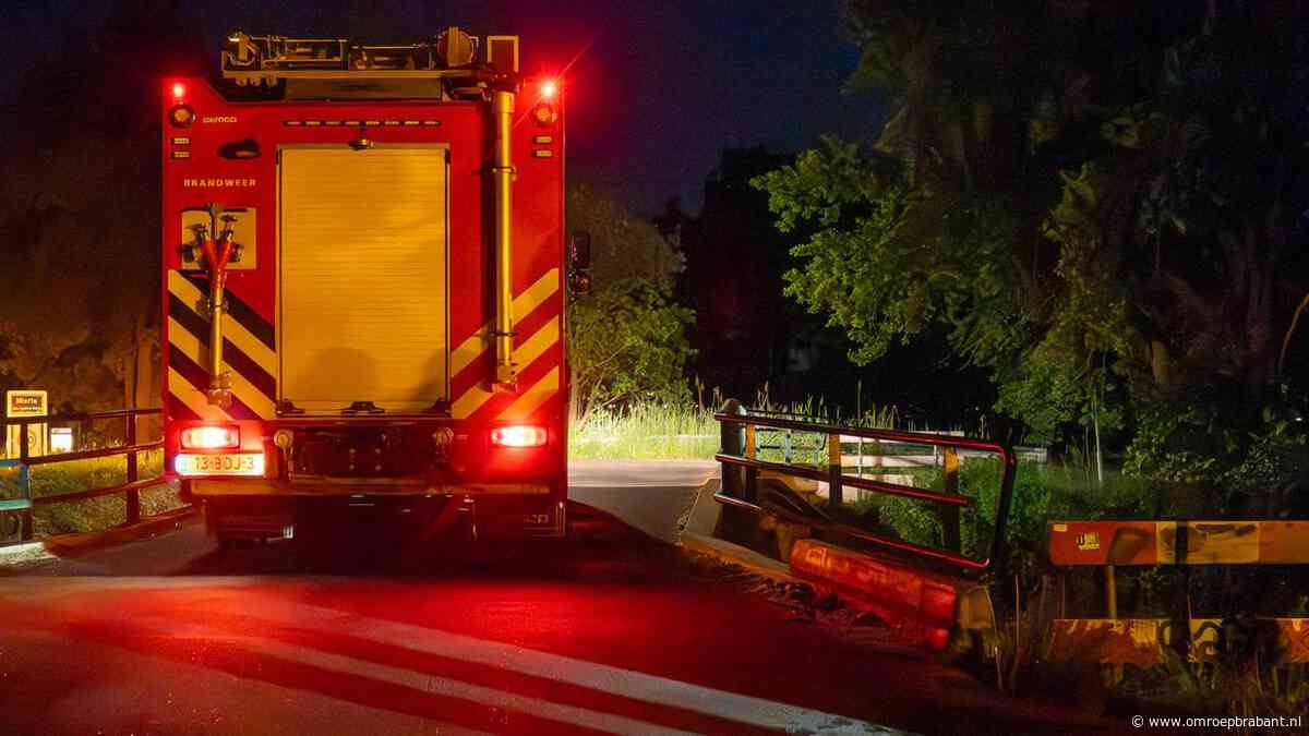 Fietser belandt in water en kan er niet meer zelf uitkomen