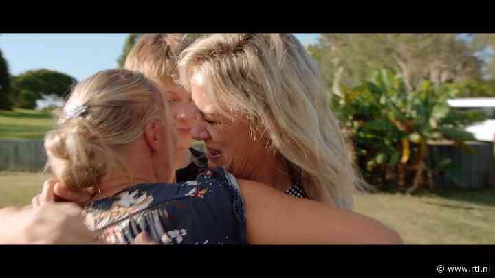 Tranen van ongeloof: hechte zussen Angela en Claudia na jaren herenigd