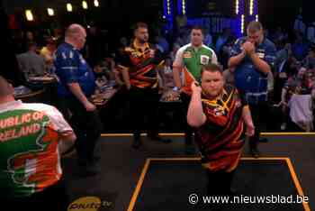 VIDEO. Brian Raman en Xanti Van den Bergh overleven uniek dartspektakel, maar stranden in halve finales alternatief WK voor landenteams