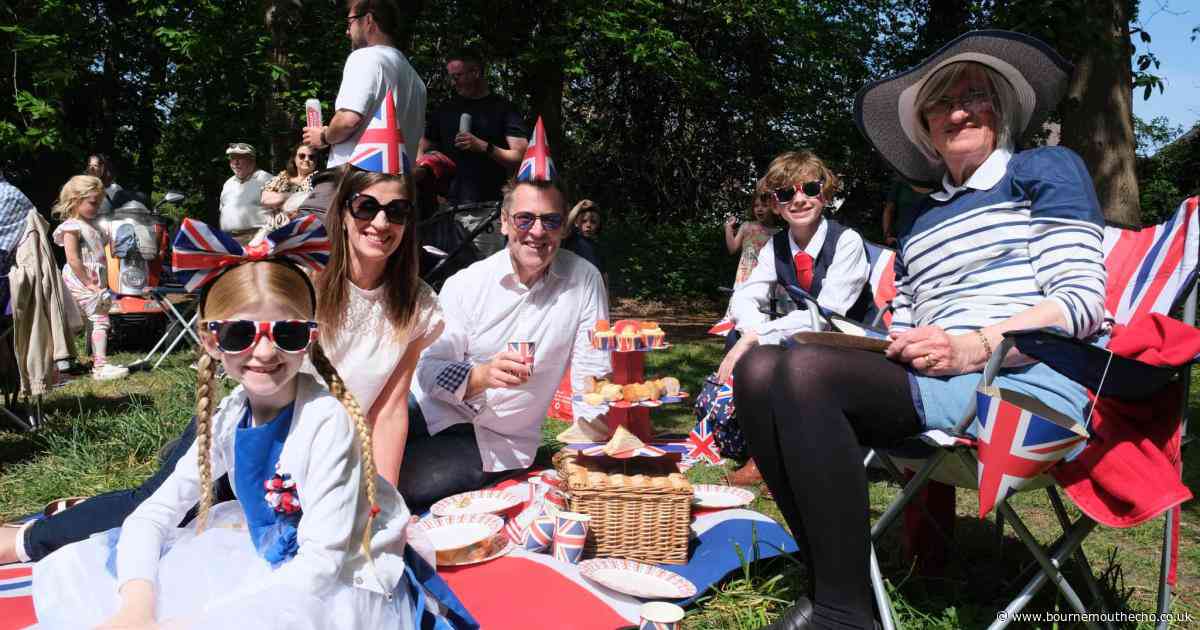 PICTURES: People gather to celebrate 80th anniversary of VE Day