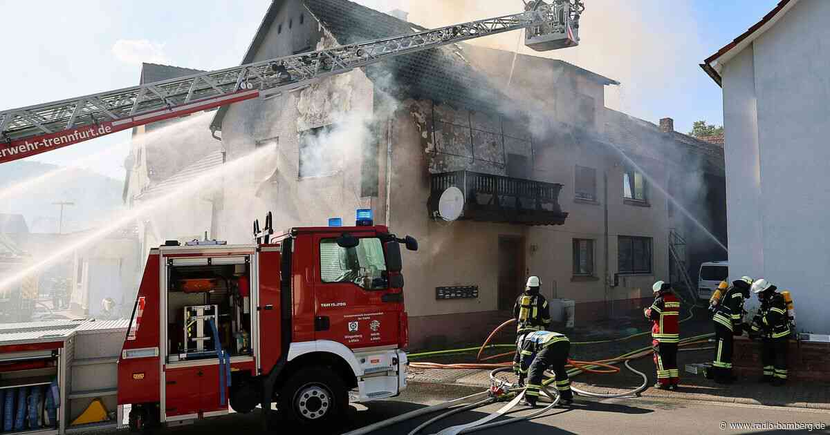 Feuerwehr findet tote Person bei Brand in Mehrfamilienhaus