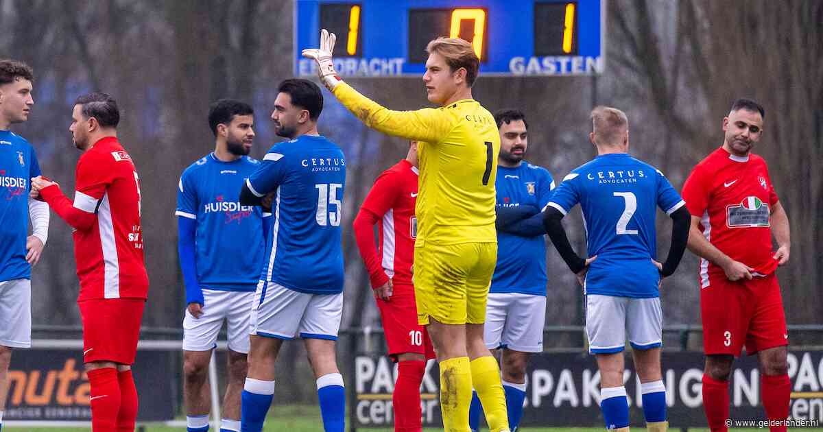 Bizar wisselmoment leidt tot staking bij Eendracht Arnhem: club speelt met elf man verder na rode kaart