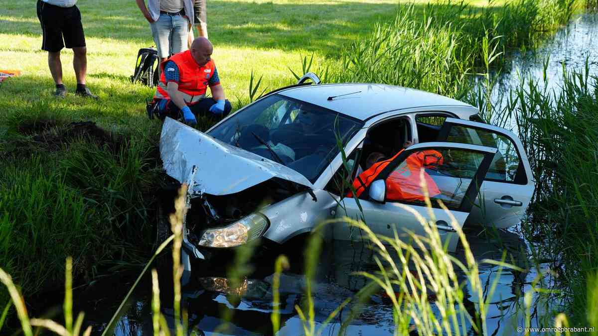 Oudere vrouw naar het ziekenhuis nadat ze met auto in sloot belandt