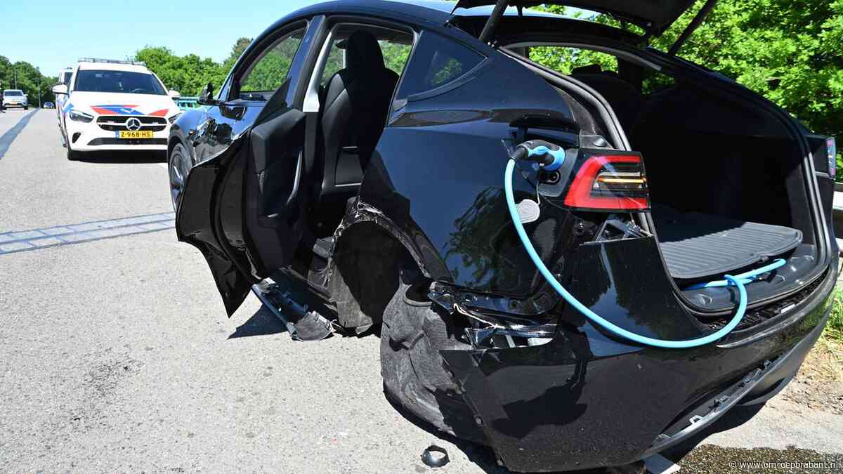 Auto botst op tegenligger tijdens inhaalactie