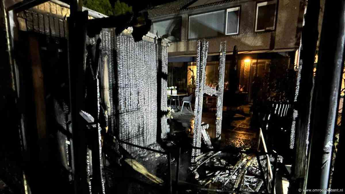 Brand verwoest schuurtjes en schutting, politie houdt rekening met opzet
