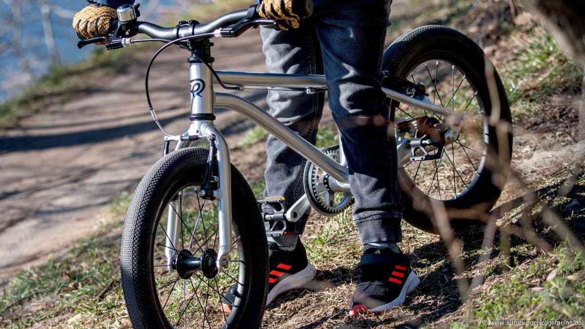 Neunjähriger prallt mit seinem Fahrrad gegen ein Auto