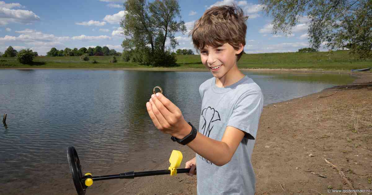 Tibor (10) vond in de Loowaard de trouwring van de man van ene Henny: „Wie kent dit bruidspaar?”