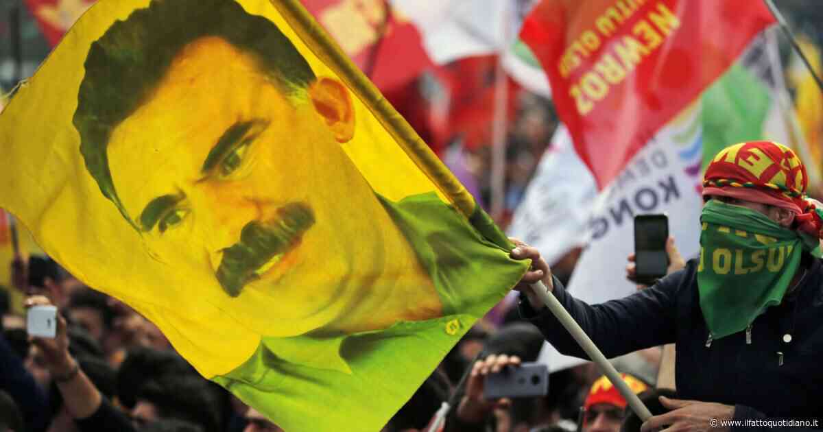 Il Pkk si è sciolto, l’annuncio ufficiale del partito curdo: “Öcalan guiderà la dissoluzione”. Esulta Erdogan