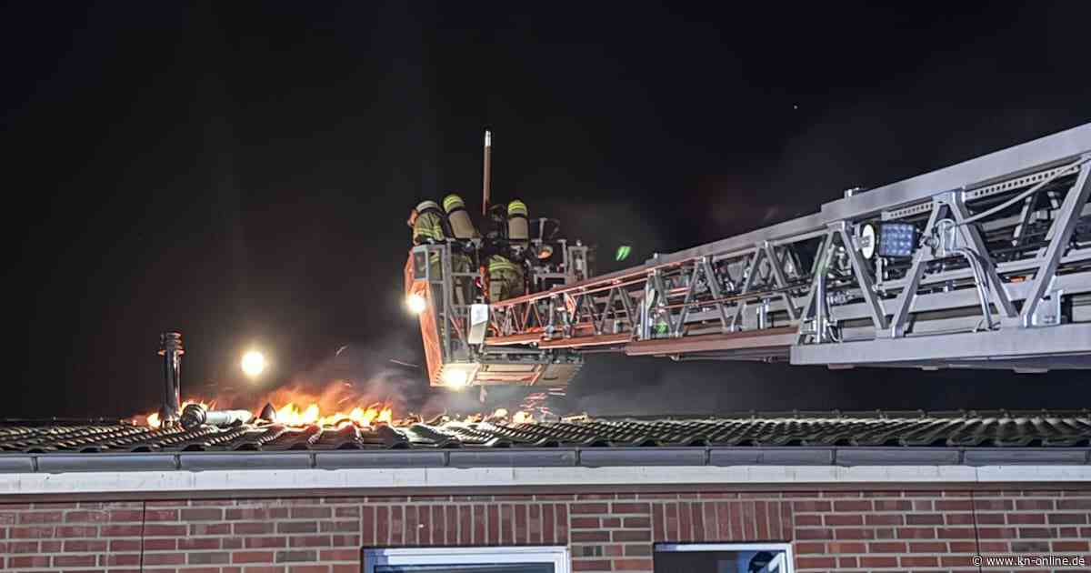 Bad Bramstedt: Dachstuhlbrand sorgt für großen Feuerwehreinsatz am Sonntag