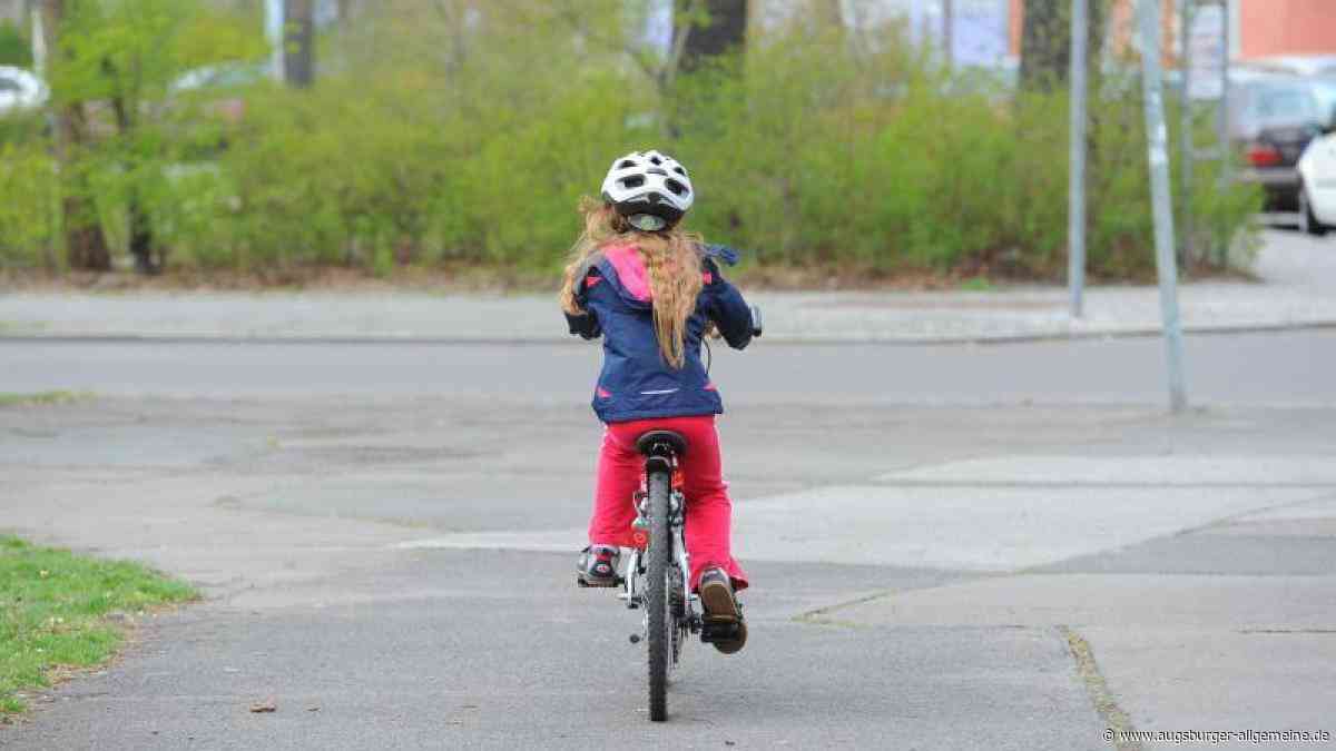 Siebenjährige Radfahrerin fährt in ein Auto