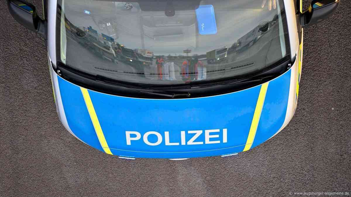 Unbekannter fährt einen geparkten VW Caddy an