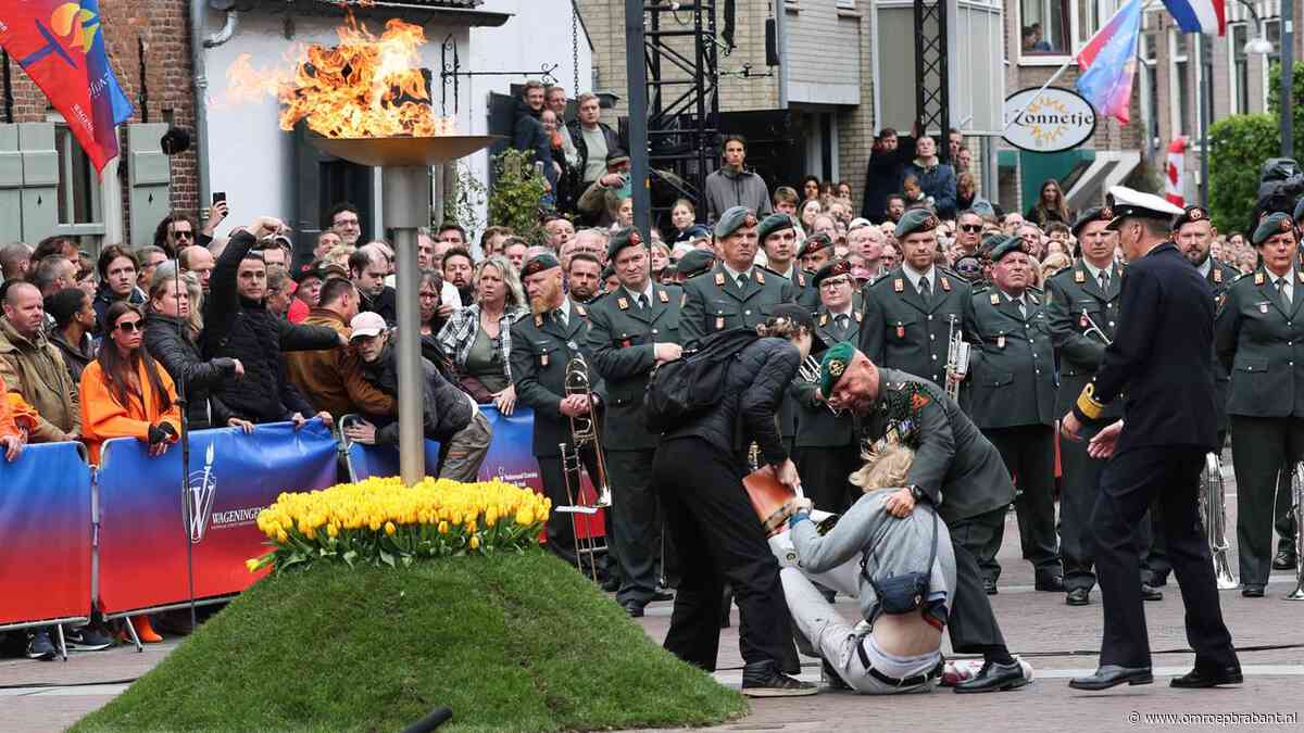 Marco Kroon krijgt aangifte aan de broek van 5 mei-demonstranten