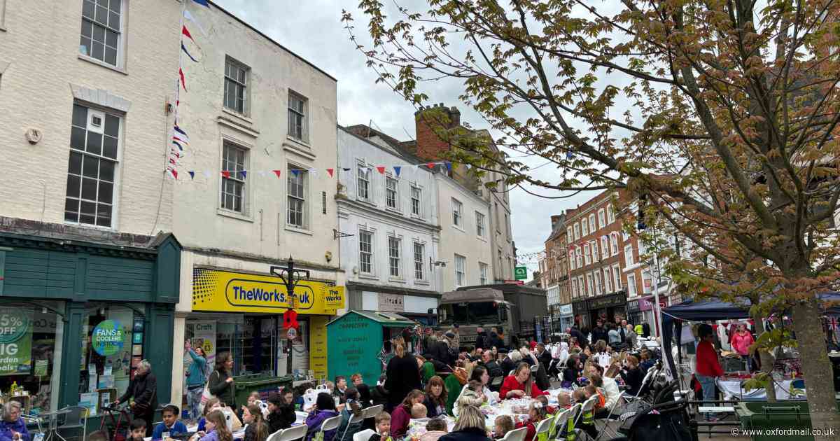 Hundreds celebrate VE Day with street party in Banbury