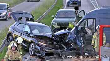 Drei teils Schwerverletzte, drei Autos Schrott: Schwerer Unfall im Feierabendverkehr