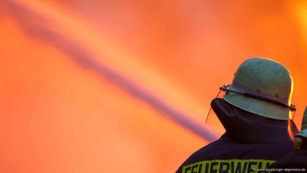Lagerhalle durch Großbrand zerstört