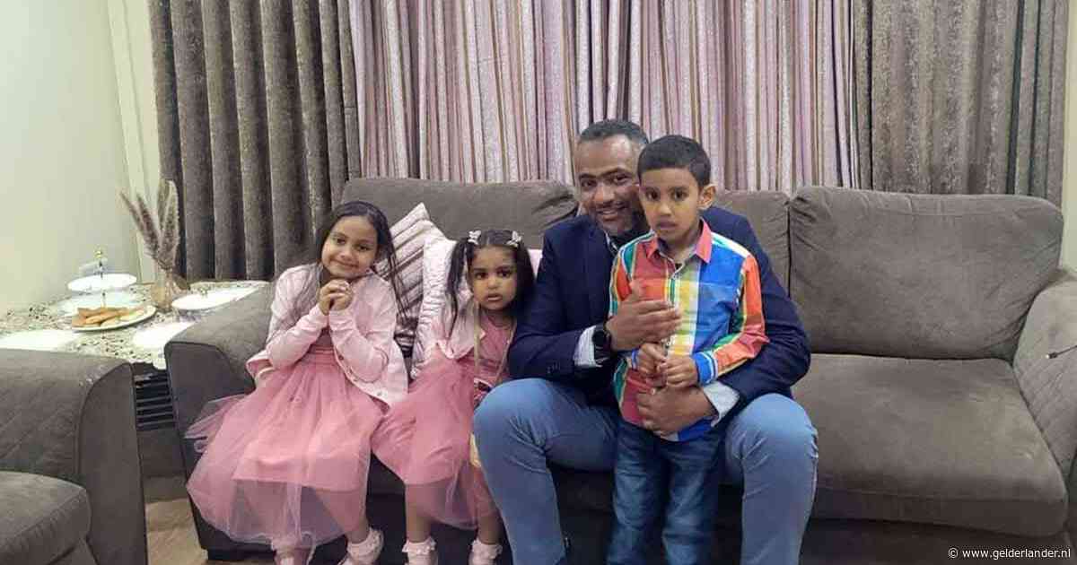Britse vader in bijzijn kinderen opgepakt in Saoedi-Arabië voor tweet, kwijnt 10 jaar weg in ‘smerige cel’