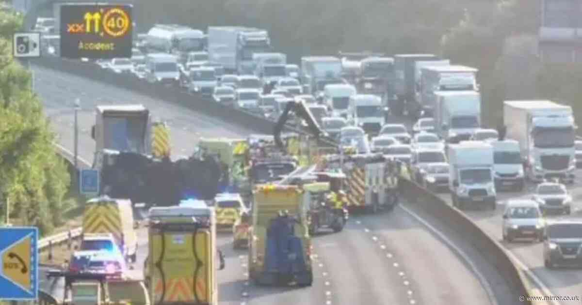 M25 traffic LIVE: Lorry crash causes motorway to close with long delays