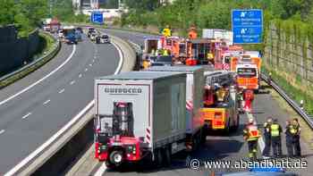 Auto gerät auf A25 unter Lkw: Feuerwehr schneidet Pkw auf