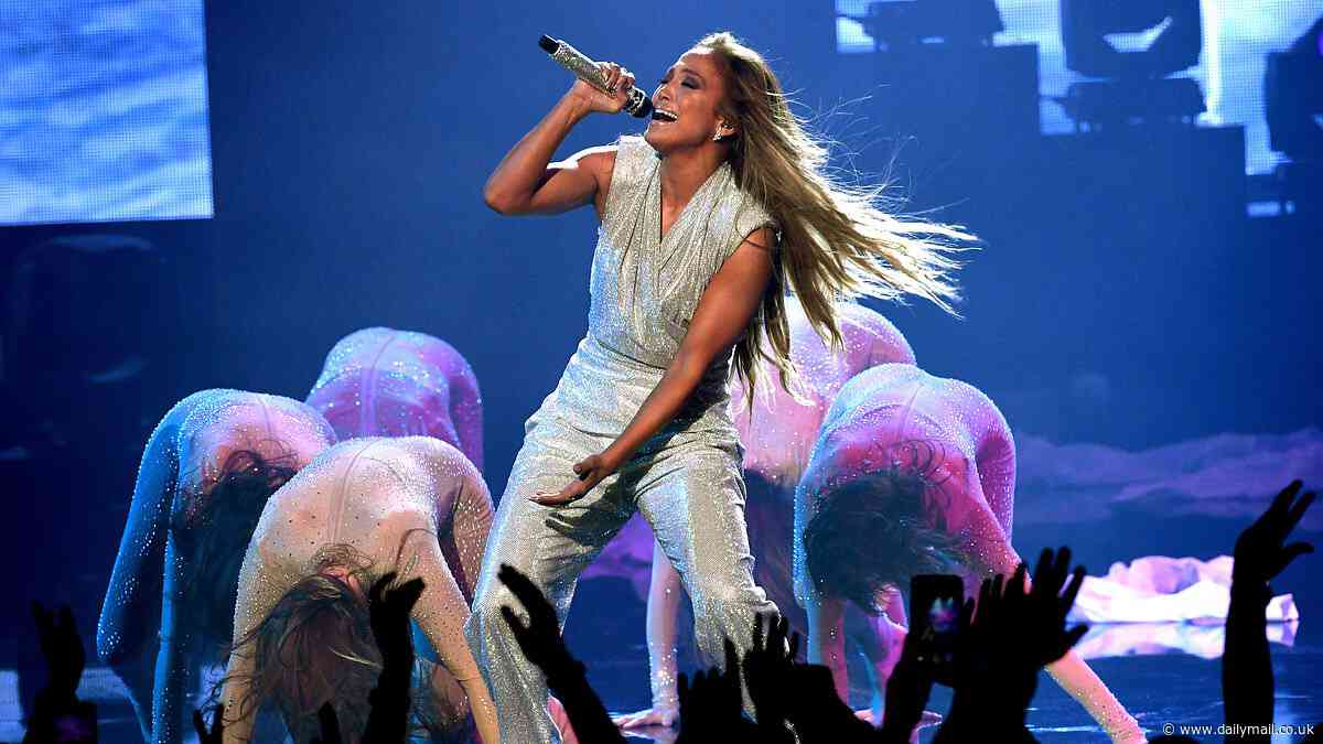 Jennifer Lopez suffers nasty face injury after accident on stage