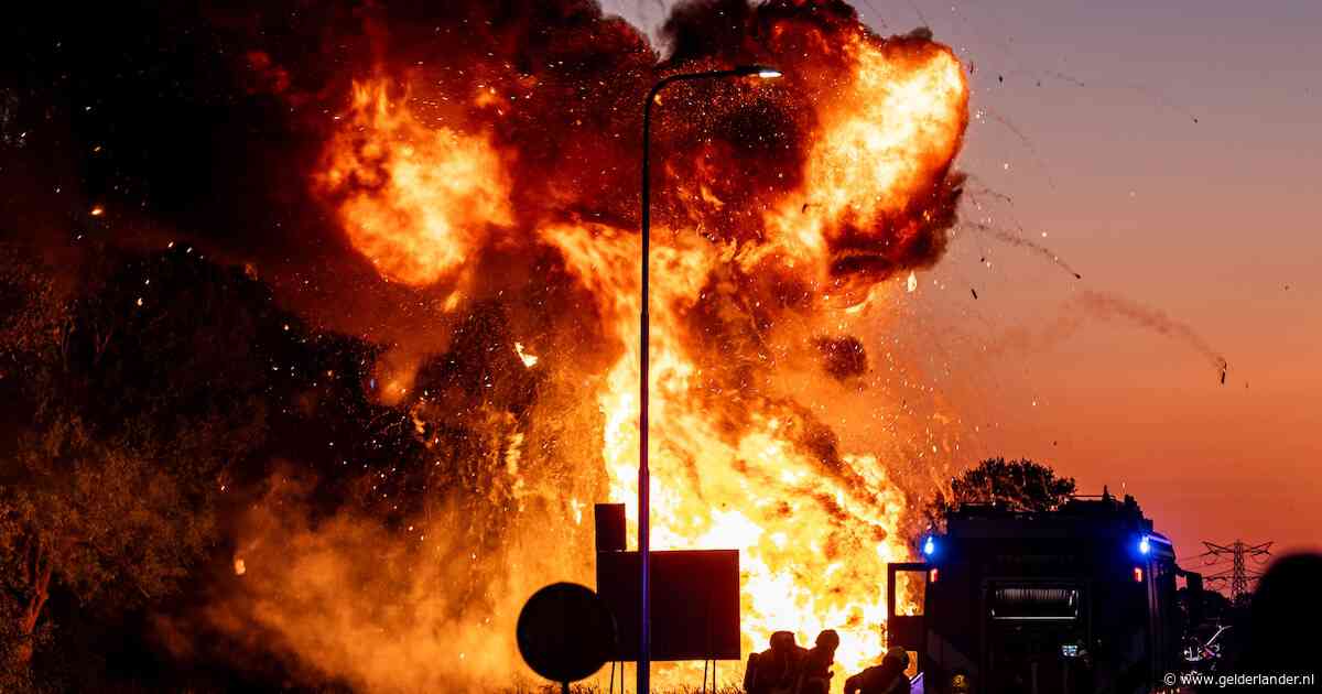 Metershoge vlammen op N217 bij Mijnsheerenland: camper in de brand, gasfles zorgt voor explosies