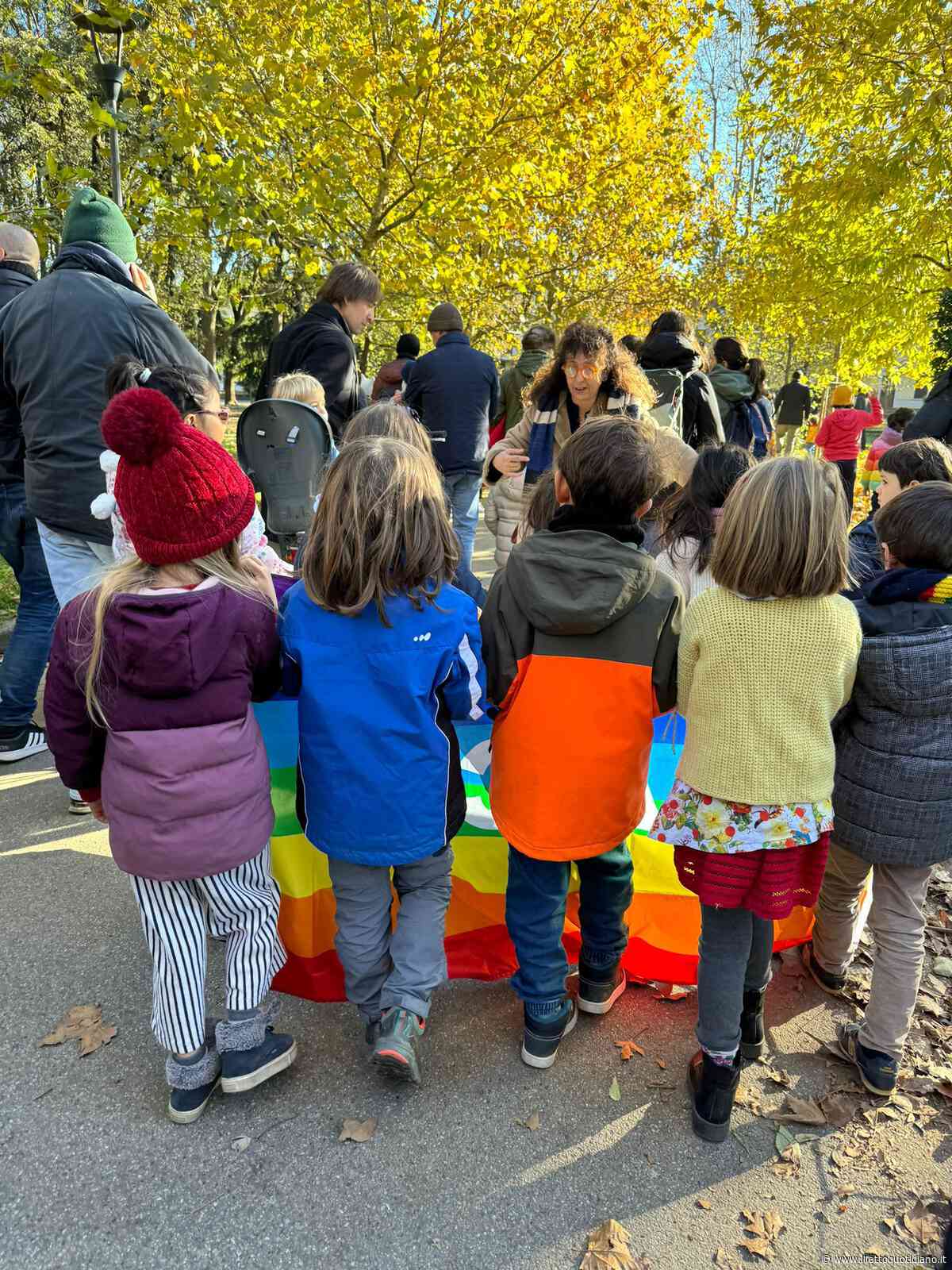 Famiglia con i figli di 5 e 6 anni rischia lo sfratto, il quartiere scende in piazza. “Milano affronti l’emergenza abitativa”