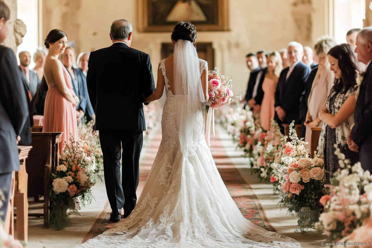 Come vestirsi a un matrimonio? I 6 consigli “salva-look” dell’esperta: ecco come salvare la situazione se piove, sul prato, in spiaggia…