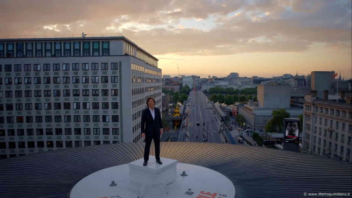 Tom Cruise avvistato dai fan sul tetto del cinema Bfi Imax a Londra: svelato il mistero del gesto spericolato dell’attore – Video