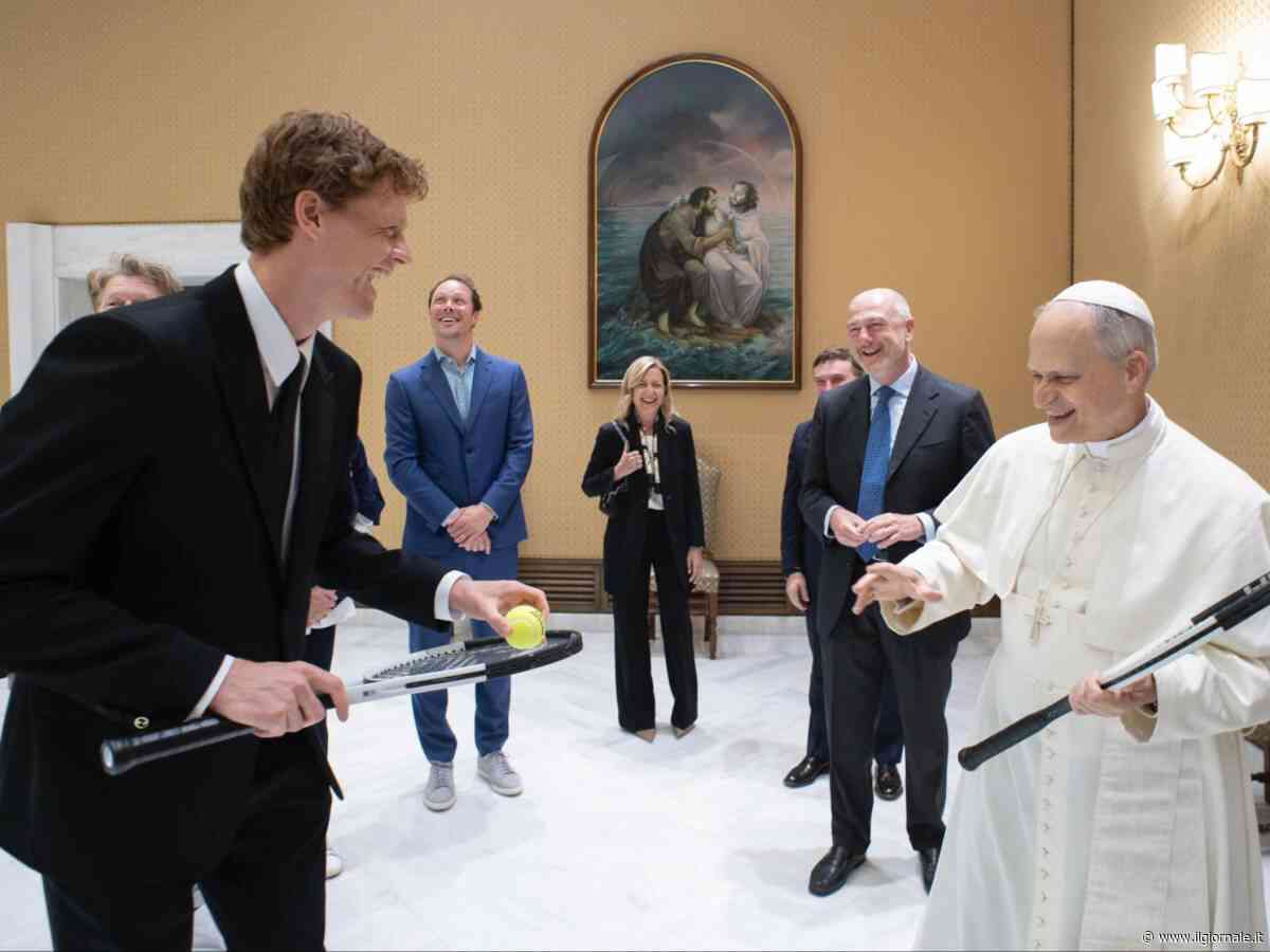 Sinner da Papa Leone XIV. Il tennista a sorpresa in Vaticano: "Giochiamo un po'?"