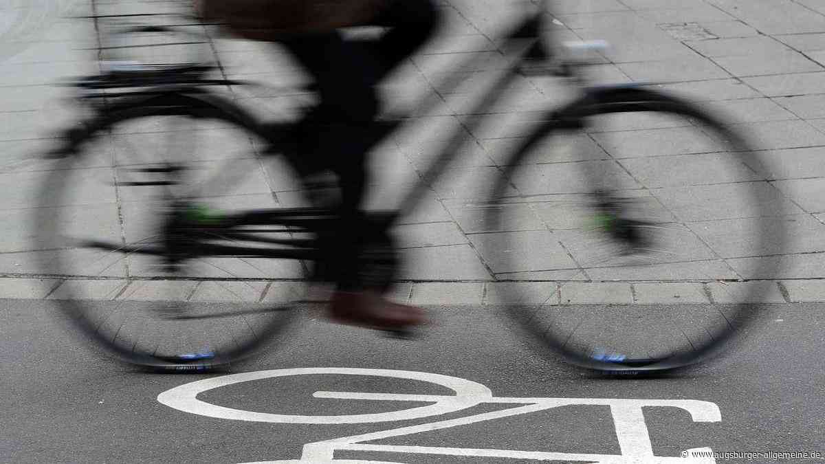 Betrunkener Fahrradfahrer kollidiert mit Mülltonne