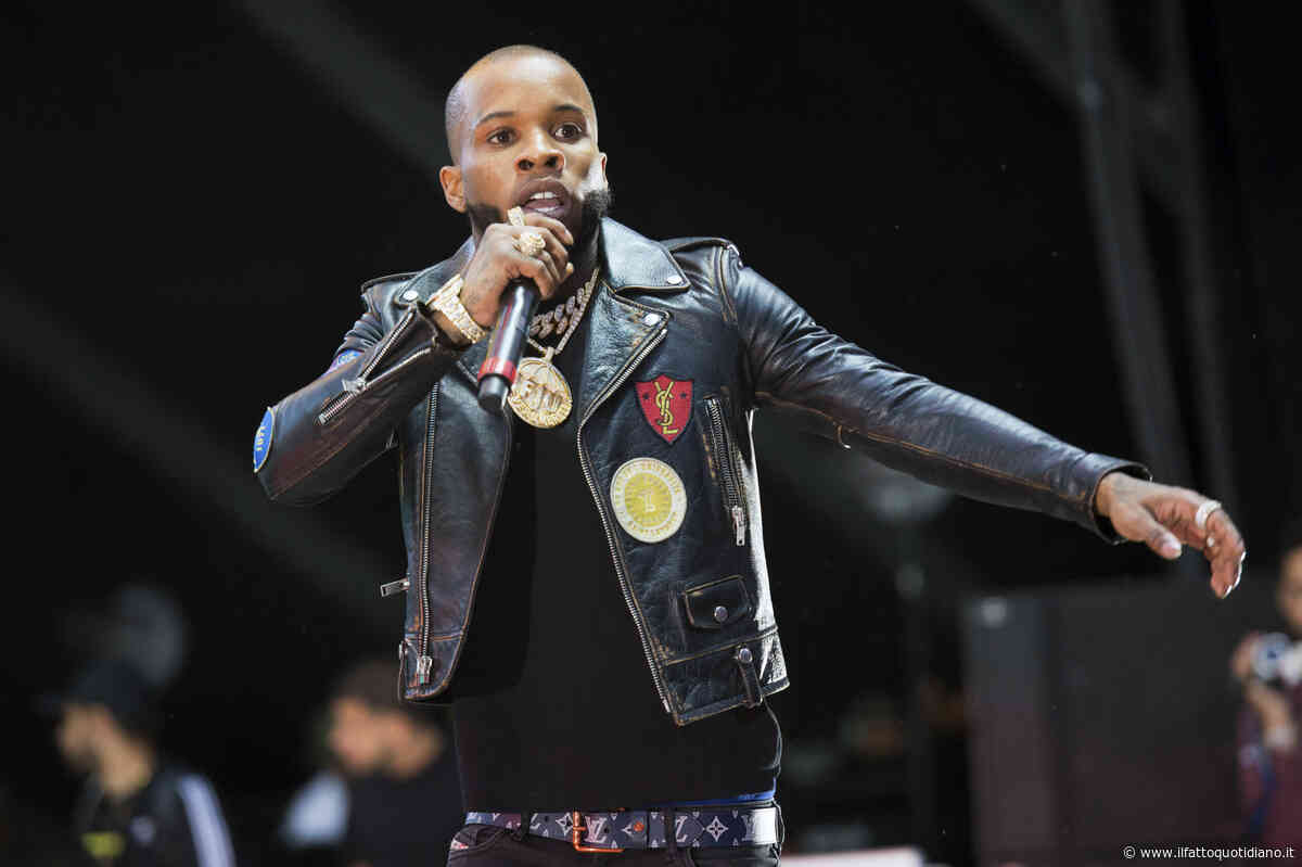Tory Lanez aggredito con 14 coltellate in una cella del suo carcere: “Ha i polmoni collassati”. Il rapper era stato arrestato per aver sparato a Megan Thee Stallion