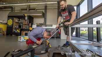 Studenten en docenten De Nayer herstellen fietsen en toestellen tijdens eerste Student Repair Café