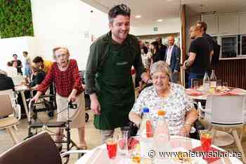 Televisiechef Wim Ballieu wordt emotioneel wanneer hij kookt voor rusthuisbewoners: “Ik deed dat elk jaar voor mijn ‘metje’”