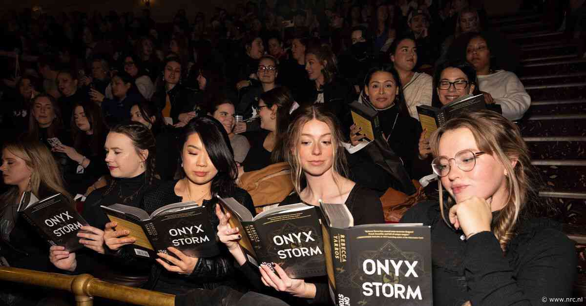 Fantasy-boek <b>Onyx Storm</b> is internationale bestseller: ‘Hoezo romantisch? Omdat het door een vrouw is geschreven?'
