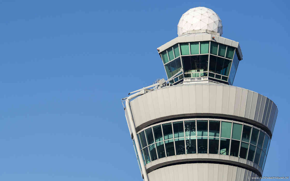 Iconische verkeerstoren Schiphol krijgt nieuwe &#039;voetbal&#039; op het dak