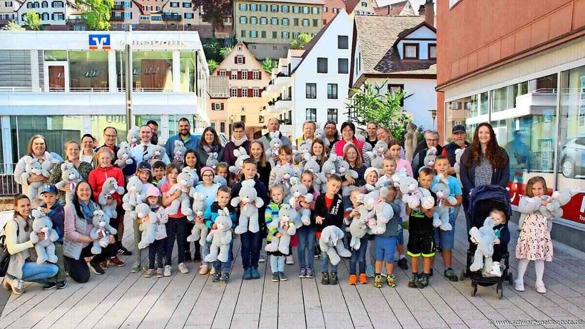 Aktion in Altensteig: Teilnehmer nehmen flauschige Häschen in Empfang