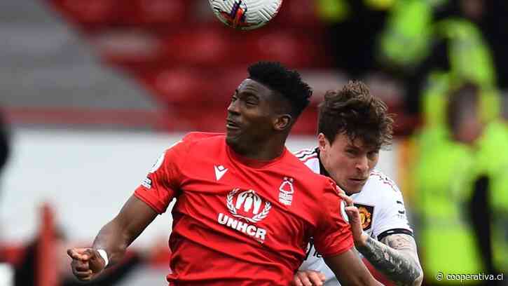 Jugador de Nottingham Forest quedó en coma inducido tras chocar con el arco