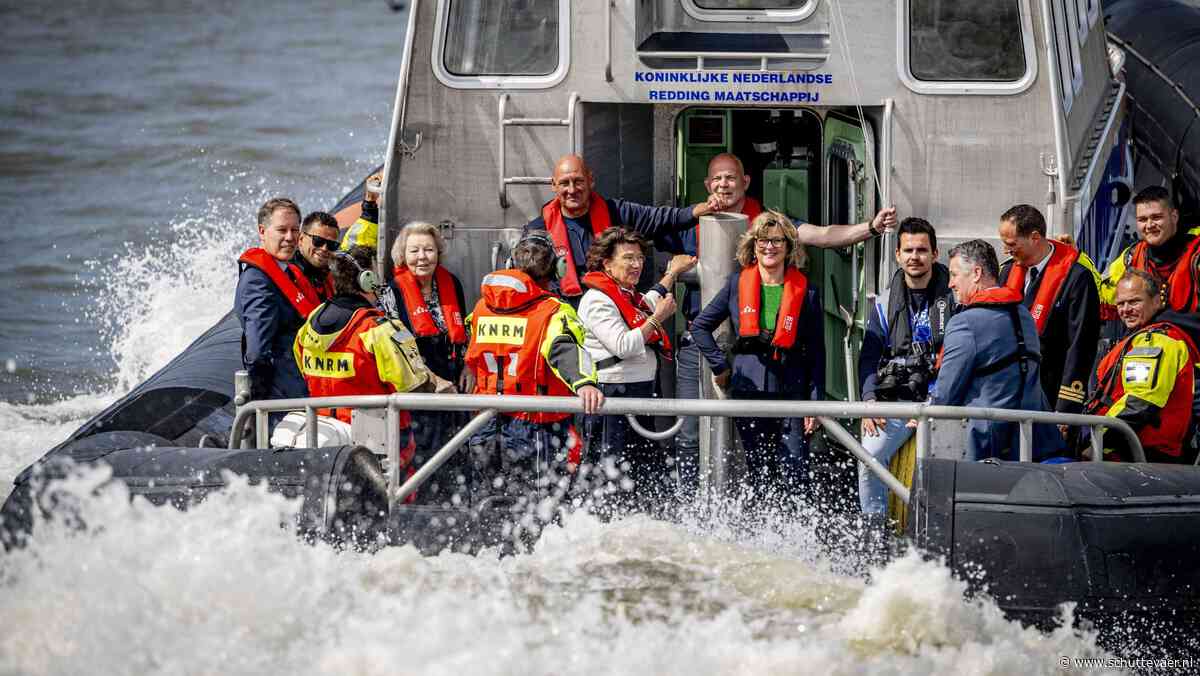 Prinses Beatrix geniet volop aan boord van een reddingsboot van de KNRM, maar laat het snelle varen aan de hofdame over