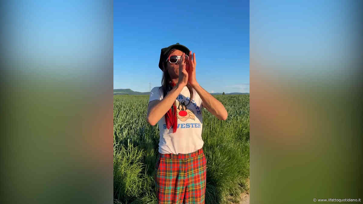Lucio Corsi e il “riscaldamento” per l’Eurovision: così insegna ai fan a suonare un filo d’erba – Video