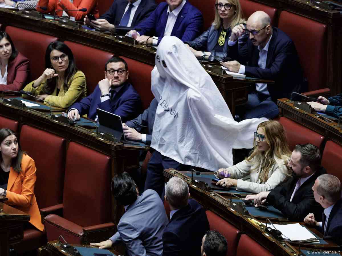 Meloni: "Prima di noi poliziotti offesi e malmenati"