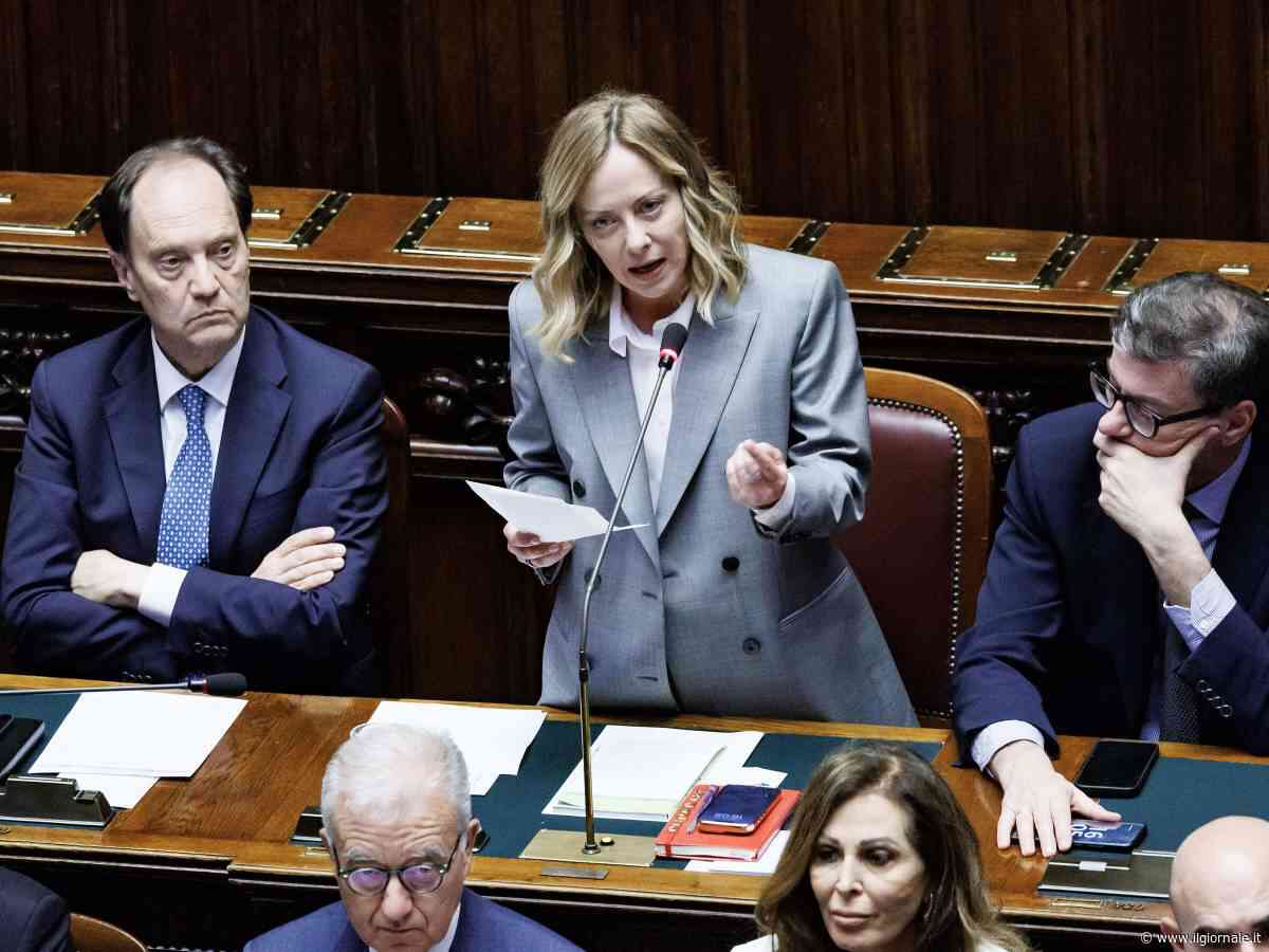 "Ora antimilitarista, prima era un altro". Meloni smaschera Conte in Aula