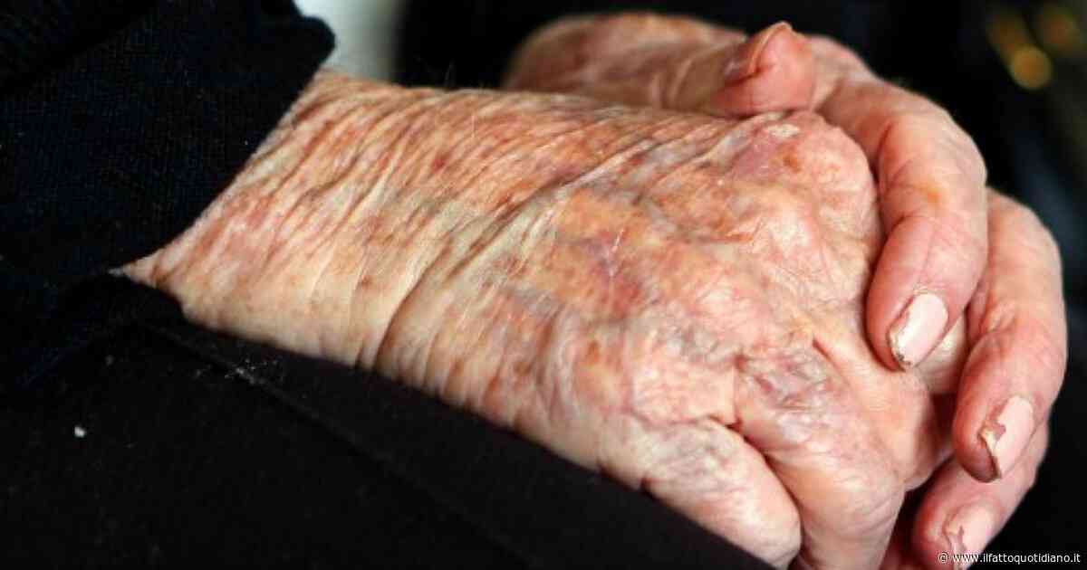 Anziana strangolata dal figlio 15enne della badante, la madre chiama il 112: “È stato lui”