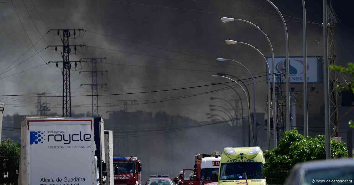 Tienduizenden Spanjaarden moeten binnen blijven door brand chemieloods