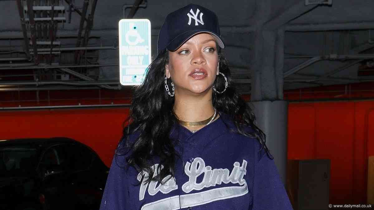 Pregnant Rihanna accidentally reveals her phone wallpaper and it's adorable