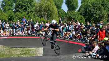 Hunderte Ismaninger eröffnen neue Pumptrack-Anlage im Kernbachpark – Profis zeigen Tricks
