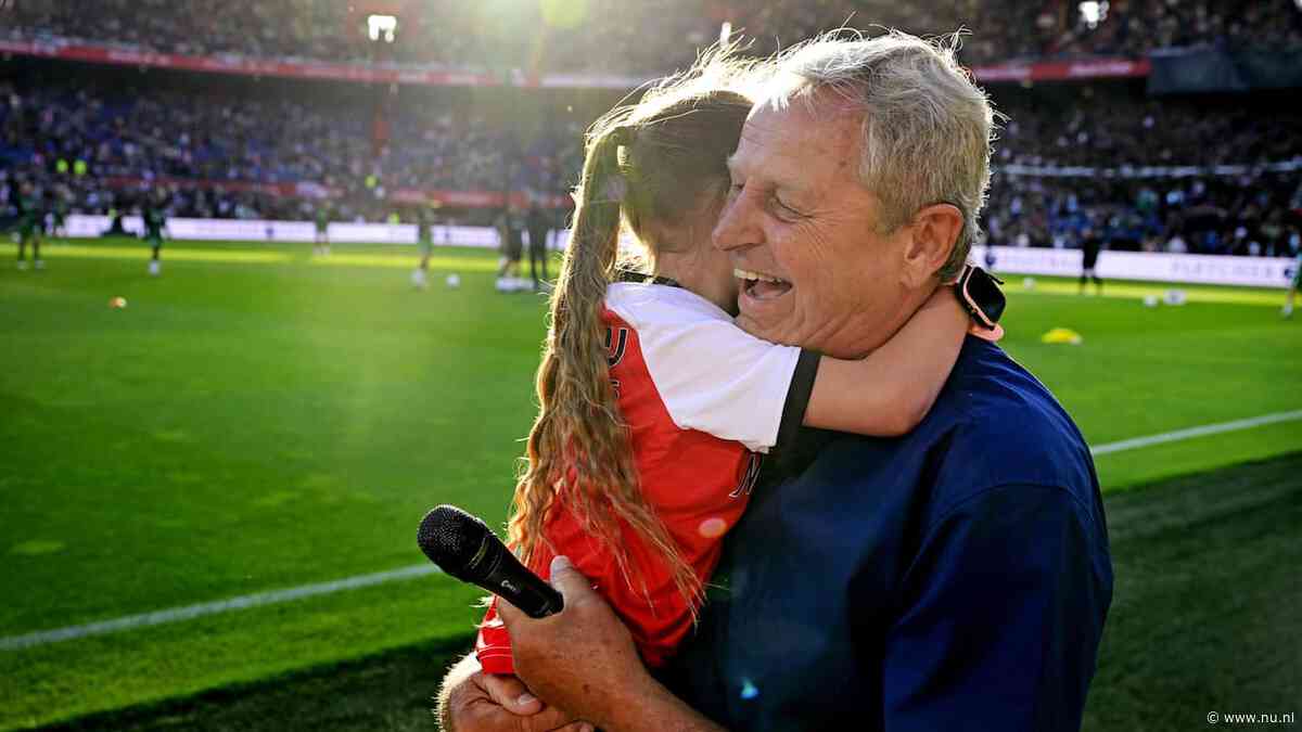 In beeld | Feyenoord-stadionspeaker Peter Houtman neemt na 27 jaar afscheid