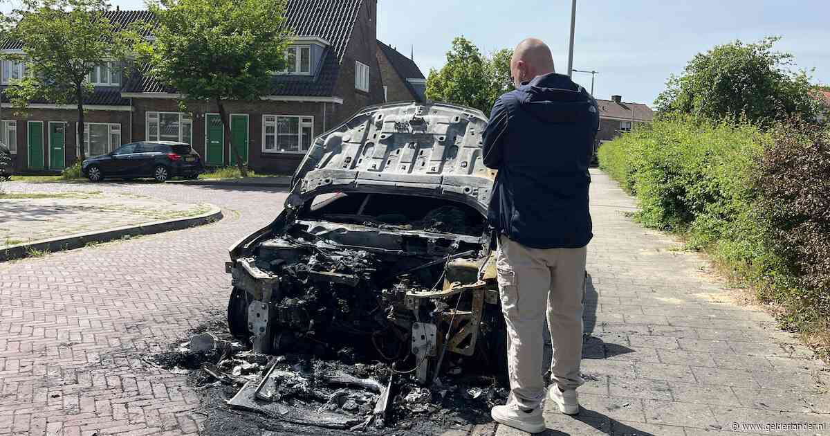 De auto van Bjorn is verwoest door brand: ‘Ik heb wel een traantje gelaten’