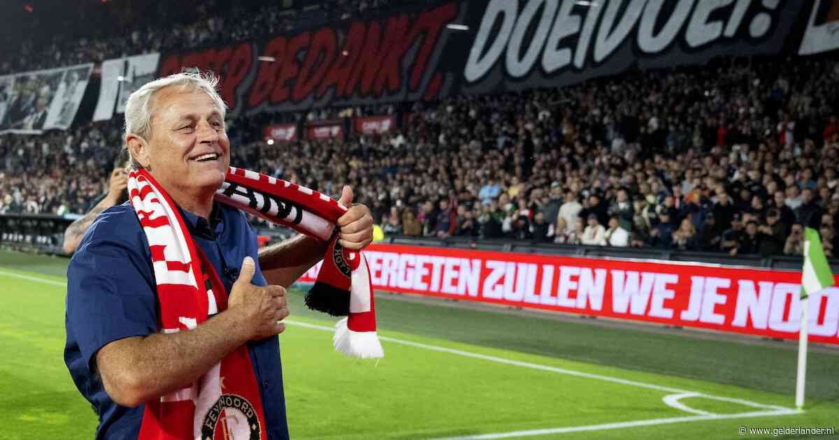Geëmotioneerde Peter Houtman krijgt trofee van Willem van Hanegem na afscheid: ‘Een aardige vent ben je’