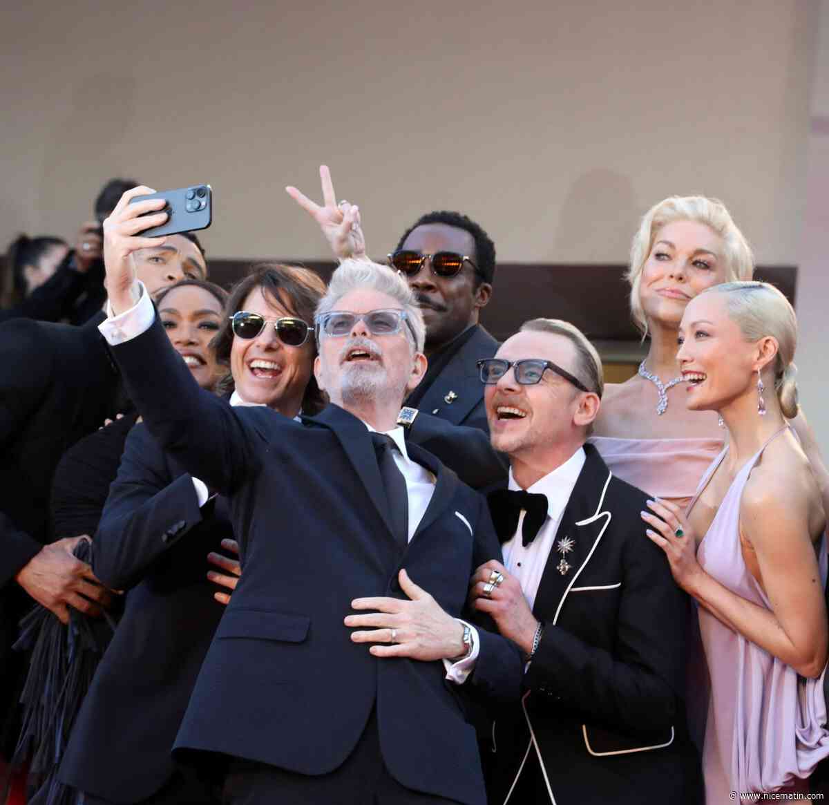 Le selfie (interdit mais très fun) de l'équipe du film "Mission Impossible: The Final Reckoning" sur les marches du Palais des Festivals à Cannes